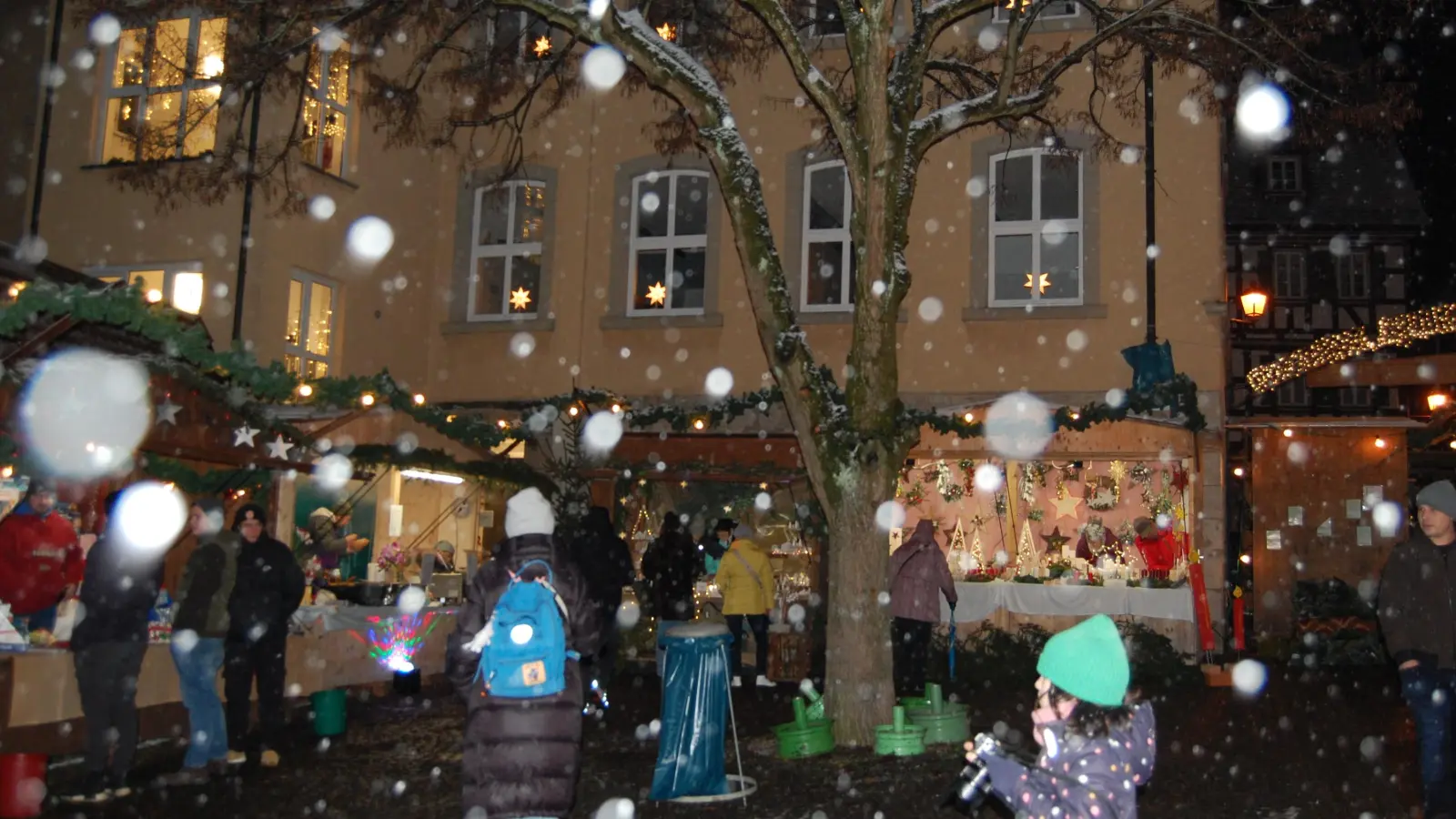 Viele schöne Stände mit Weihnachtsartikeln, Bastelarbeiten und Leckereien locken Besucher auf den Weihnachtsmarkt. (Foto: Stadt Creglingen)