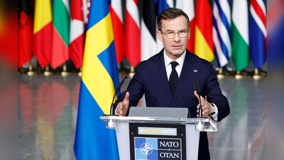 Der schwedische Ministerpräsident Ulf Kristersson spricht bei der Zeremonie zur Aufnahme Schwedens in die Nato in Brüssel. (Foto: Geert Vanden Wijngaert/AP/dpa)