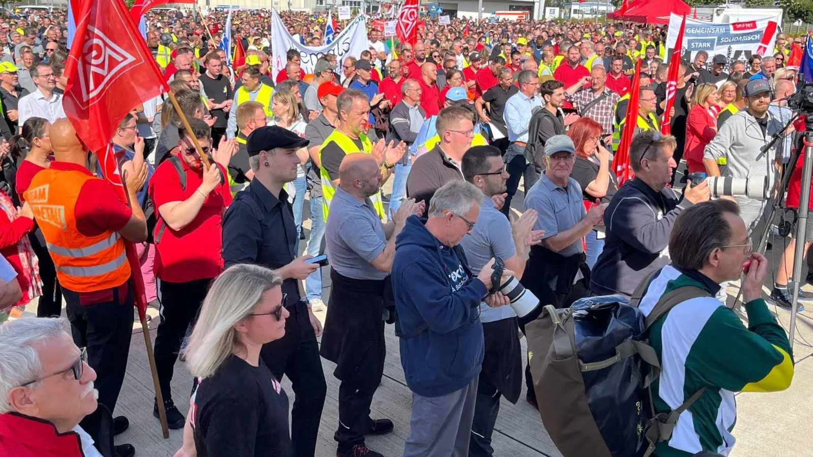 Bei ZF demonstrierten nach übereinstimmender Angabe von IG Metall und Polizei 4.500 Menschen. (Handout) (Foto: IG Metall/dpa)