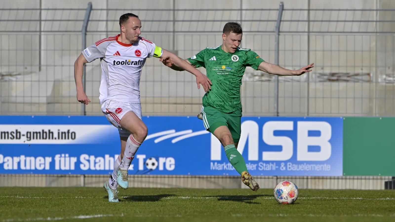 Riko Manz (rechts, hier mit Leo Eberle vom 1. FC Nürnberg II) erzielte in Aubstadt den Ansbacher Anschlusstreffer. (Foto: Martin Rügner)