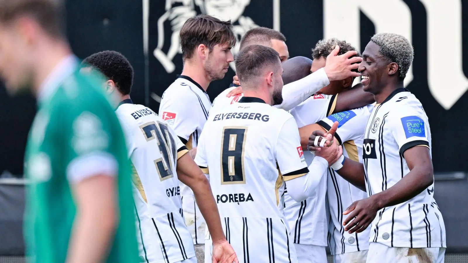 Die Spieler der SV Elversberg feiern den Aufstieg in die Fußball-Bundesliga. (Foto: Uwe Anspach/dpa)