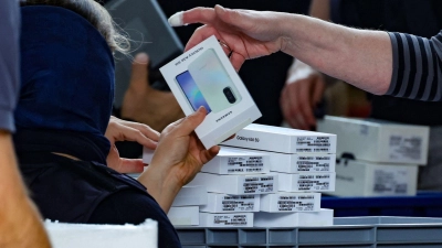 Bei einer Razzia stellte der Zoll etliche Handys sicher. Wer beim Smartphone-Kauf Betrug vermutet, kann prüfen, ob das Gerät wirklich neu ist. (Foto: Christoph Reichwein/dpa/dpa-tmn)