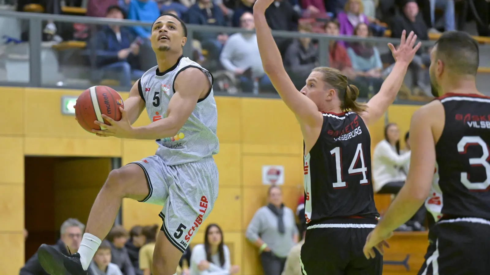 Frei durch: Ansbachs Talent Tevin Schnabel (links, hier gegen den Vilsbiburger Louis Keber (Nr. 14). (Foto: Martin Rügner)