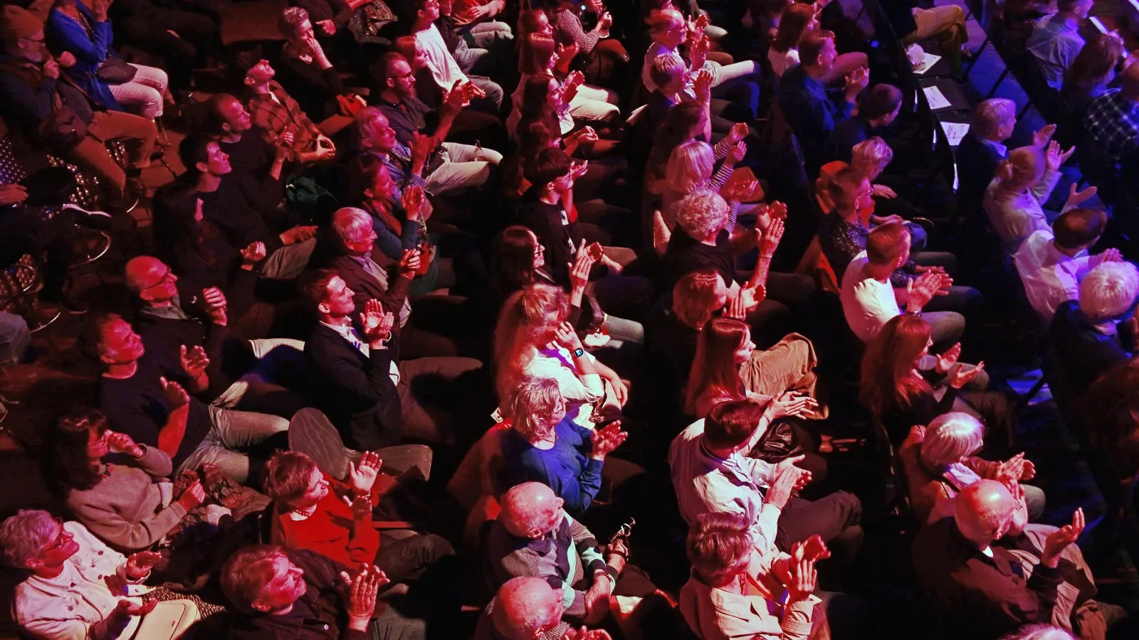 Volles Haus und beste Stimmung beim Eröffnungskonzert von Jazzarise mit dem LJJB. Das Publikum applaudiert begeistert. (Foto: Jim Albright)