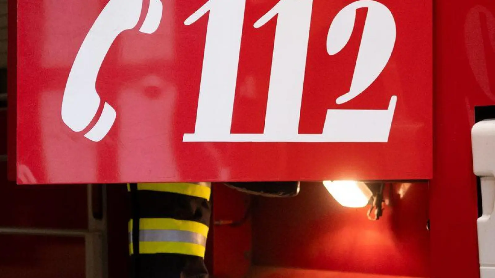 Feuerwehrleute löschen den Brand. (Symbolbild) (Foto: Niklas Treppner/dpa)