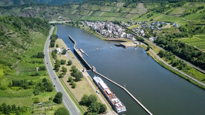 Nach einem Defekt an einem Fahrgastschiff fließen mehr als 100 Liter Diesel in die Mosel. (Symbolbild) (Foto: Sascha Ditscher/dpa)