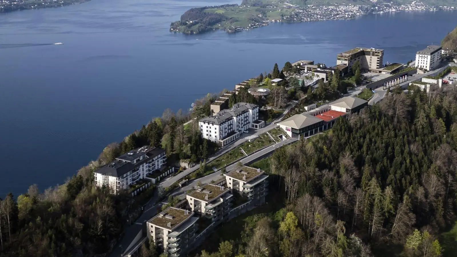 Der Berg Bürgenstock mit dem Bürgenstock Resort über dem Vierwaldstättersee. (Foto: Michael Buholzer/KEYSTONE/dpa)