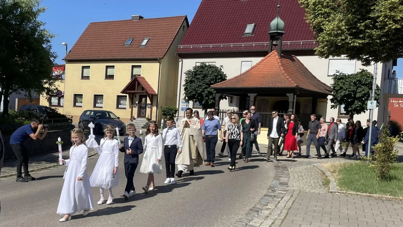 Fünf Kinder haben in Dürrwangen das Sakrament der Erstkommunion durch Pfarrer Jojo Koonamaruthumkal empfangen. (Foto: Stefan Baumgärtner)