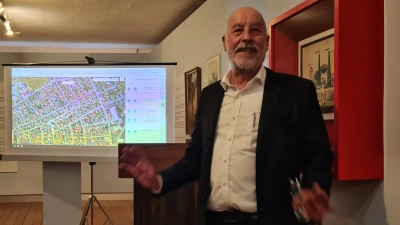 Peter Schaumann erklärte bei einem Vortrag die Straßennamen der Stadt. (Foto: Margit Schwandt)