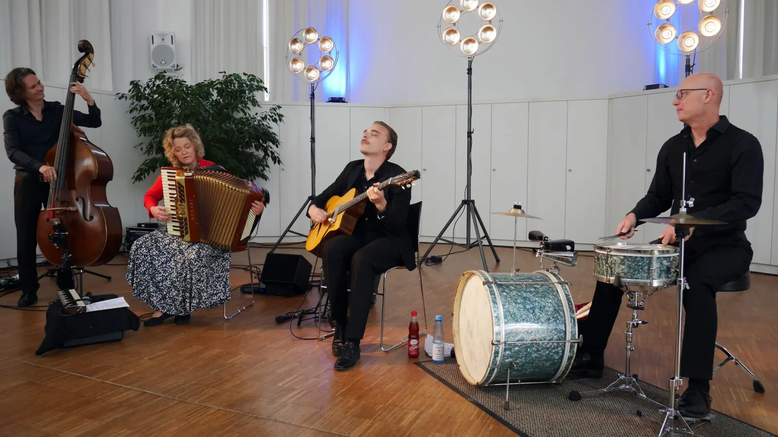 Mit Tango und Gipsy Swing unterwegs: das Orchestra Mondo, Dennis Wendel (Kontrabass), Anja Baldauf (Akkordeon), Raffael Müller (Gitarre) und Stefan Baldauf (Schlagzeug). (Foto: Jens Plackner)