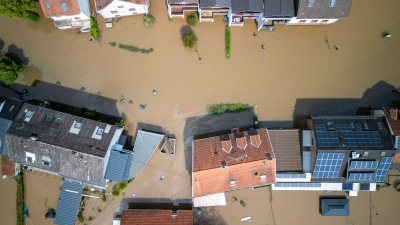 Steht Ihnen das Wasser wortwörtlich bis zum Hals? Wenn Überflutungen Schaden anrichten, braucht es regelmäßig einen Zusatzbaustein für Elementarschäden, damit die Versicherung leistet. (Foto: Andreas Arnold/dpa)