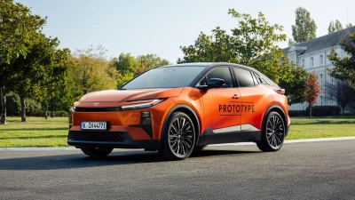 Frisches aus Fernost: Toyota will den neuen C-HR+ zum nächsten Frühjahr auf den Markt bringen. (Foto: Lukas Wagneter/Toyota/dpa-tmn)