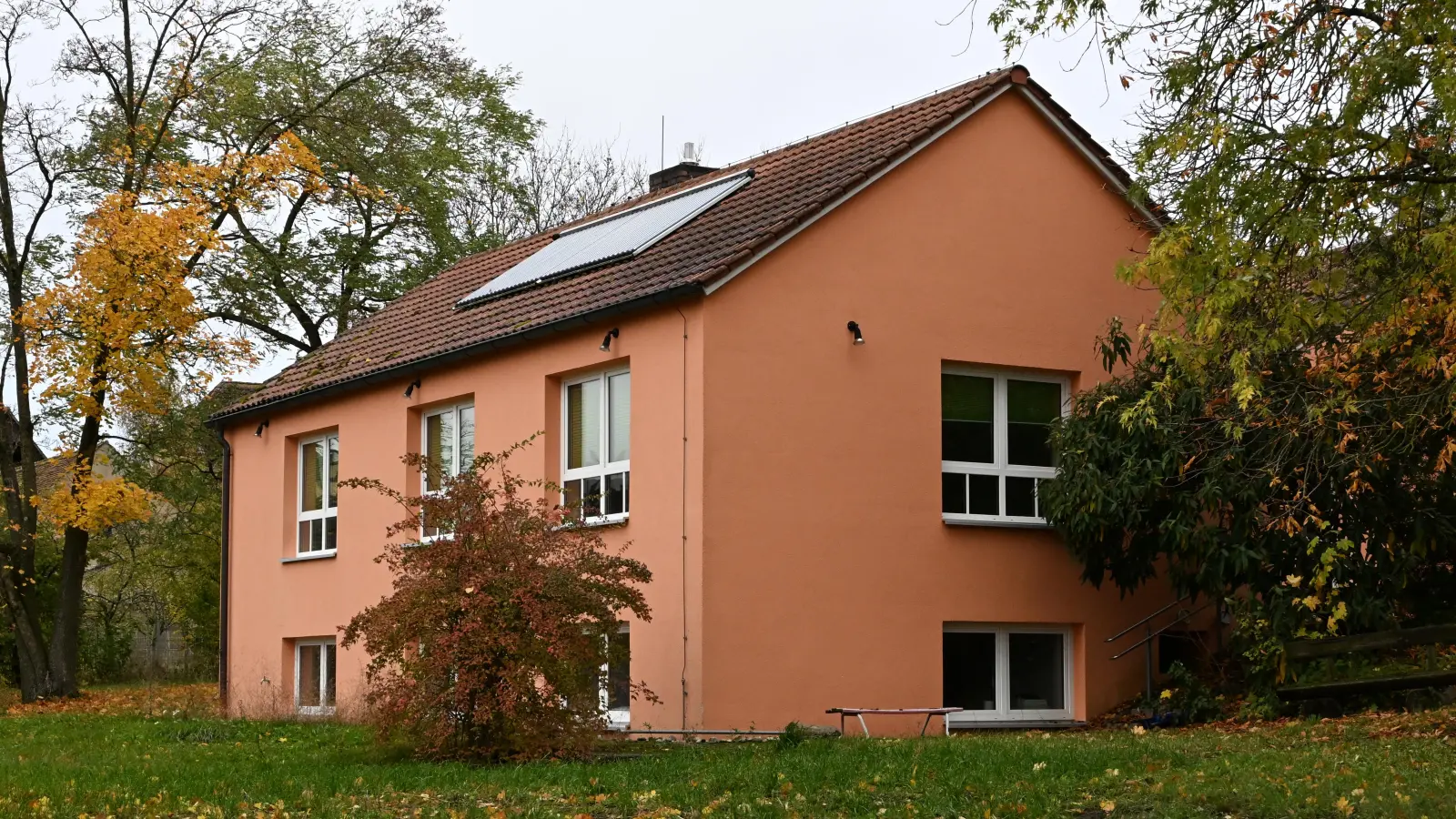 Um das Brodeln der Gerüchteküche aus der Welt zu schaffen, informierte Bürgermeister Martin Assum über die weitere Nutzung des ehemaligen Kindergartens am Spielweg. (Foto: Peter Pickel)