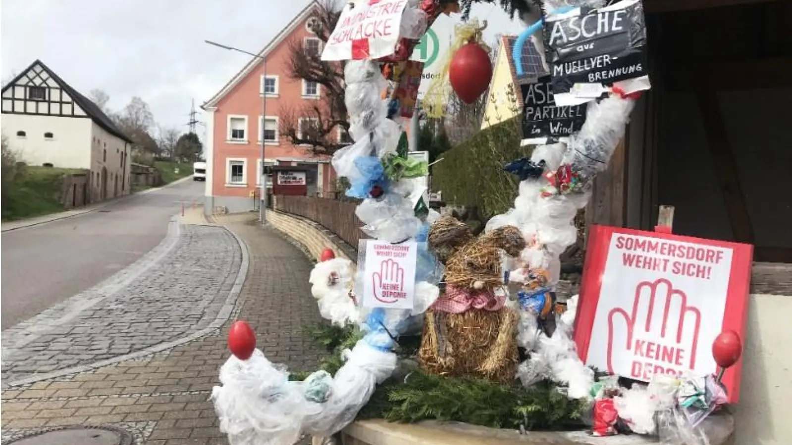 Protest-Osterbrunnen gegen die geplante Deponie in Sommersdorf. (Foto: Interessengemeinschaft "Keine Deponie Sommersdorf")