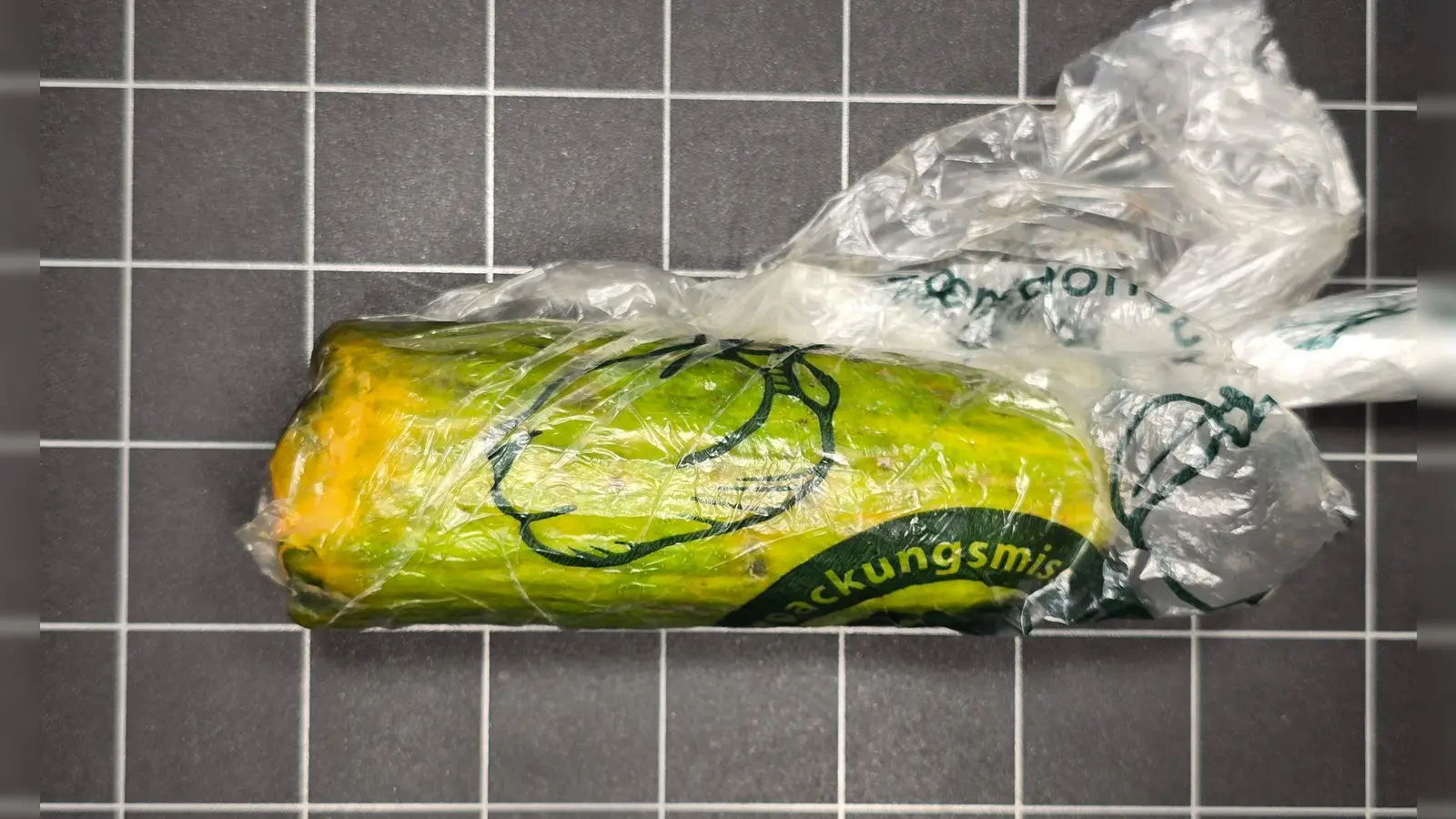 Diese alte Gurke hatte eine Frau aus der Oberpfalz statt einer Goldmünze in einem Paket bekommen. (Foto: Polizei Sulzbach-Rosenberg/dpa)