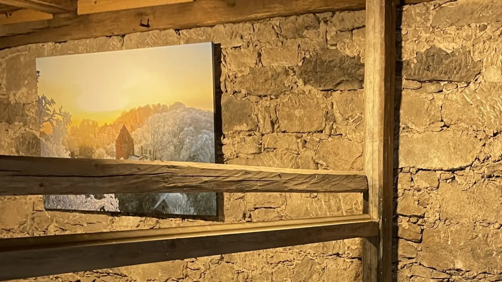 Der Turm des Brunnenhauses dient jetzt als Ausstellungsfläche. Die neue Fotoabteilung hofft auf zusätzliche Interessierte. (Foto: Cedric Sterner)