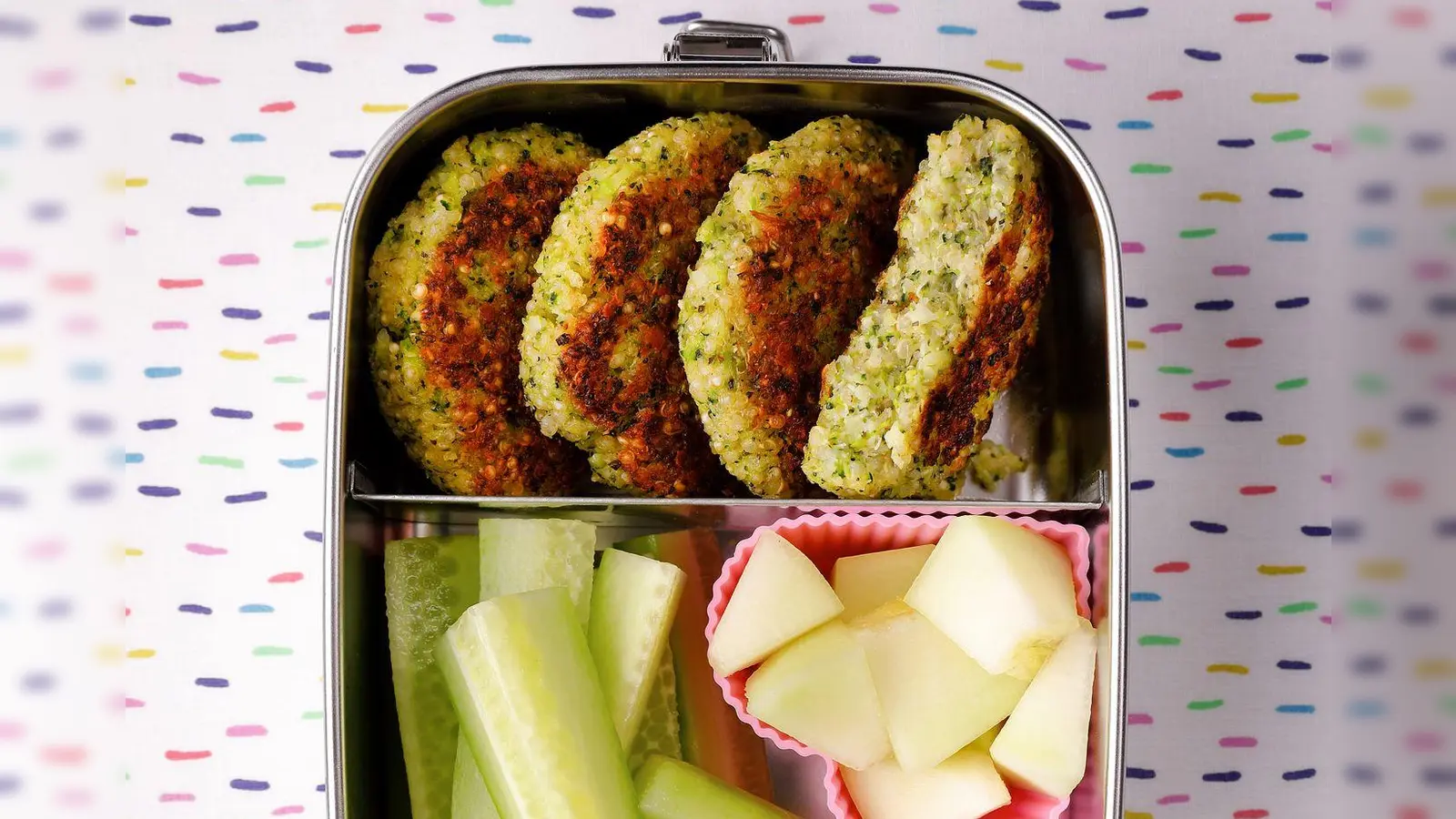 Wer beim Namen für die Quinoa-Brokkoli-Bratlinge kreativ wird, kann mit dem Inhalt bei seinem Schulkind garantiert punkten.  (Foto: Mona Binner/Gräfe und Unzer/dpa-tmn)