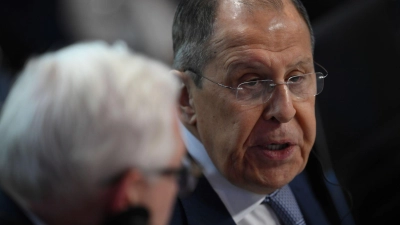 Der russische Außenminister Sergej Lawrow bezweifelt, dass der Vatikan Ort für Ukraine-Friedensverhandlungen sein kann. (Archivbild) (Foto: Mauro Pimentel/AFP Pool/dpa)