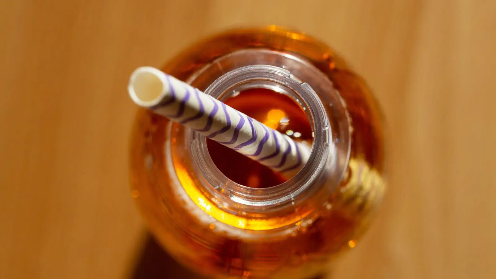 Sollte ein Preisaufschlag für stark gezuckerte Getränke kommen? (Archivbild)  (Foto: Fernando Gutierrez-Juarez/dpa)