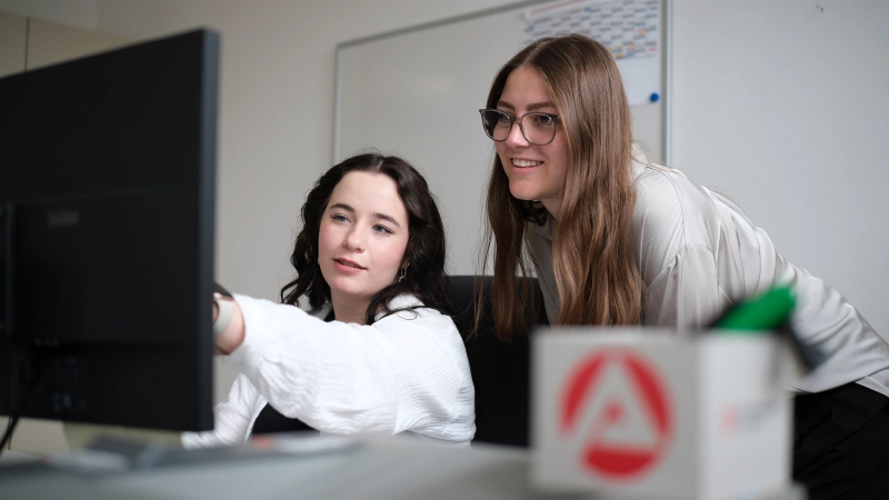 Angelina Wick (links) und Jael-Marie Dengel sind Auszubildende bei der Agentur für Arbeit Ansbach-Weißenburg. Ihre nächste Abteilung ist die Eingangszone. (Foto: Lukas Schliepkorte/Agentur für Arbeit Ansbach-Weißenburg)