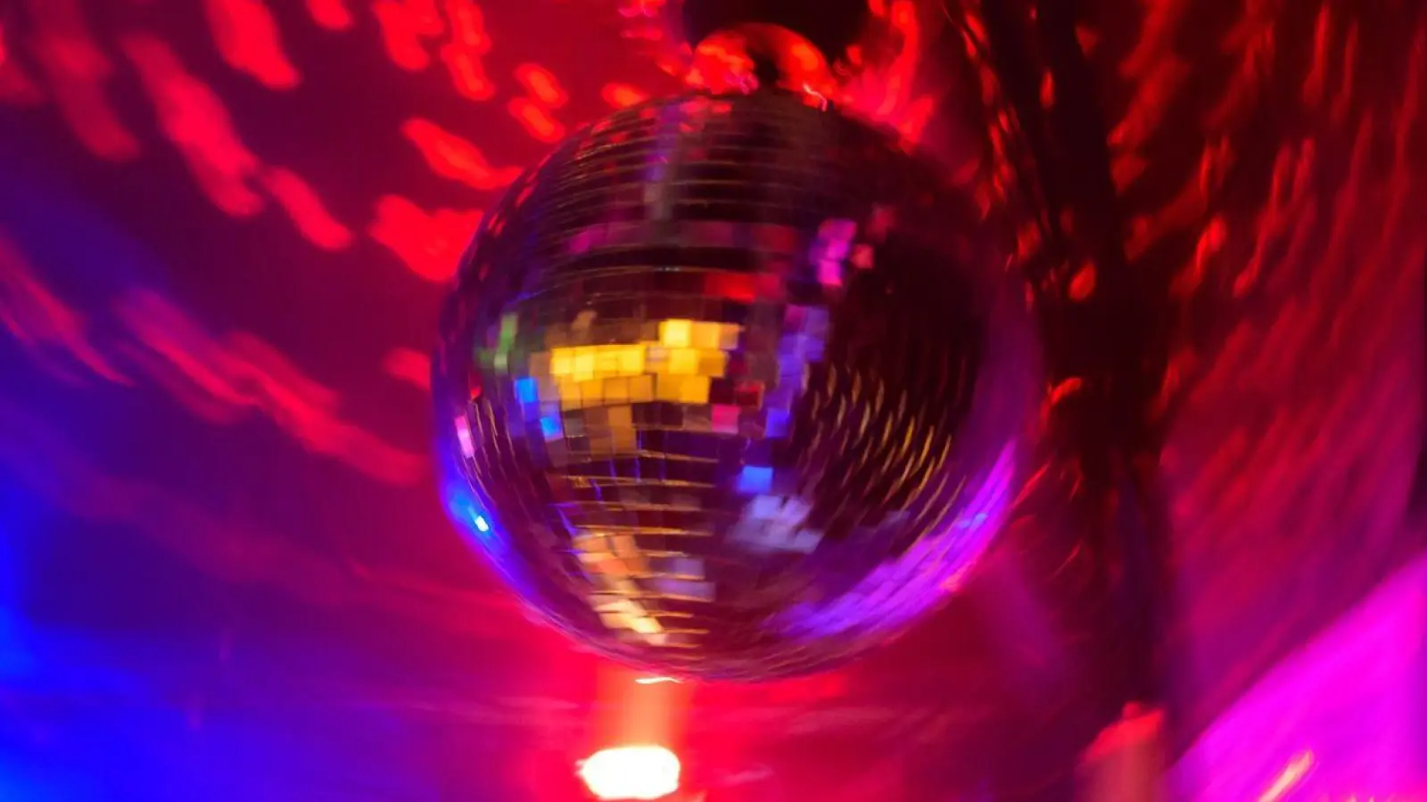 Statt ausgelassen in der Disco zu feiern, verhielt sich ein 38-Jähriger sehr aggressiv. Die Quittung: Er wurde aus der Lokalität geworfen. (Foto: Jonas Walzberg/dpa)