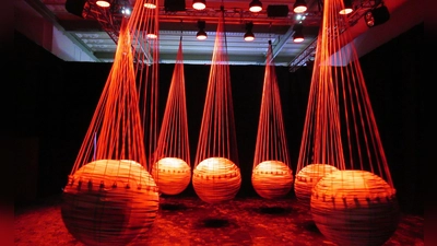 Aus der Ausstellung „Euphoria“ im Ballon-Museum in Paris. (Foto: Sabine Glaubitz/dpa)
