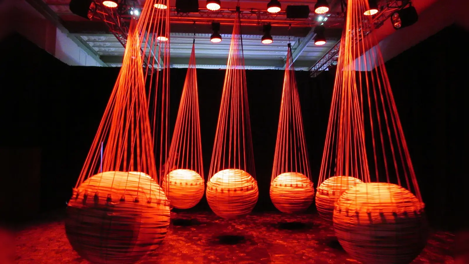 Aus der Ausstellung „Euphoria“ im Ballon-Museum in Paris. (Foto: Sabine Glaubitz/dpa)