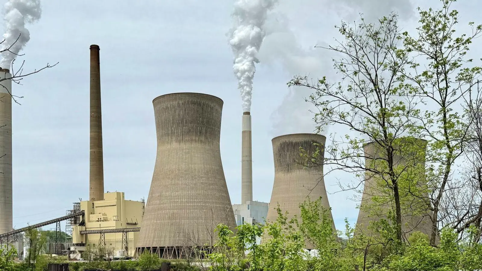 Die USA heben Vorschriften zum Ausstoß klimaschädlicher Treibhausgasemissionen auf. (Archivbild) (Foto: John Raby/AP/dpa)