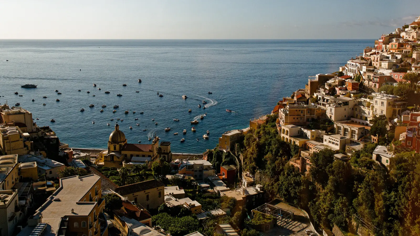 Der Blick auf die Klippenorte entlang der Amalfiküste. (Foto: Tizian Gerbing)
