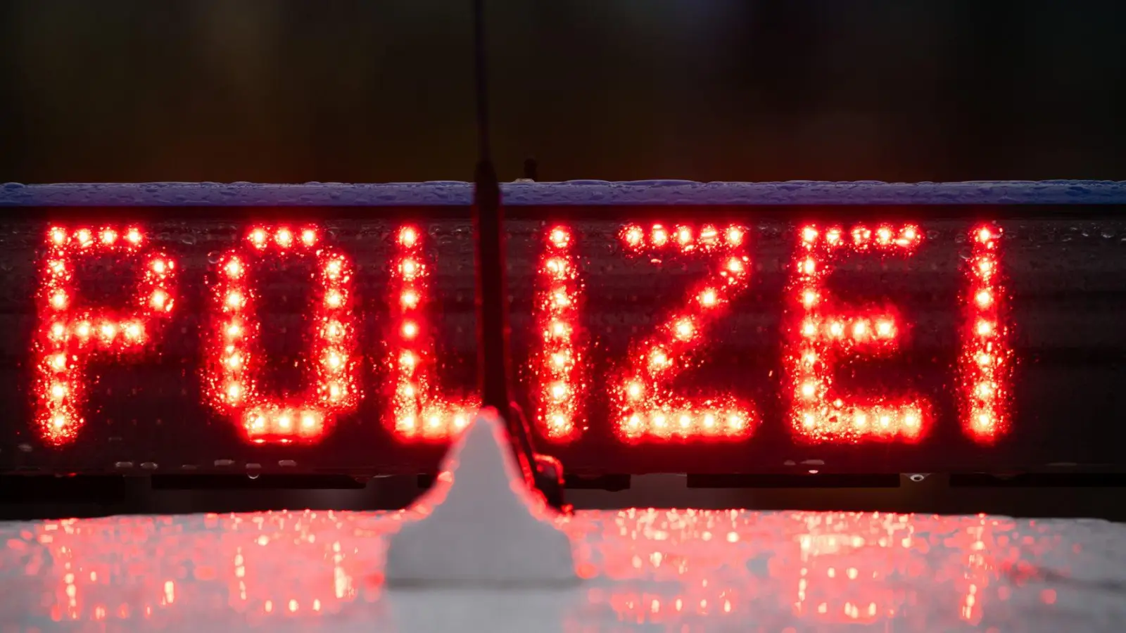 Die Luxus-Klamotten und der fünfstellige Bargeldbetrag wurden sichergestellt. (Symbolbild) (Foto: Soeren Stache/dpa)