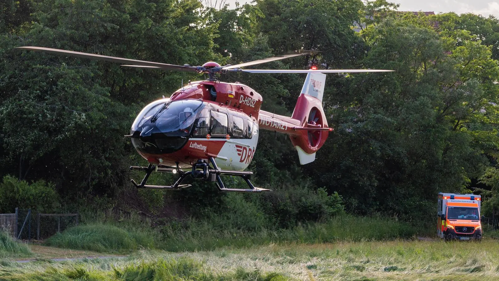 Bei dem Unfall in Beerbach (Gemeinde Dietersheim) war neben einem Rettungswagen ein Rettungshubschrauber im Einsatz. (Foto: Johann Schmidt)