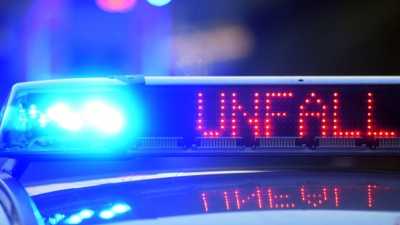 Am Montagnachmittag verursachte ein 18-Jähriger zwischen Aich und Petersaurach einen Unfall. Er verletzte sich dabei leicht. (Symbolbild: Stefan Puchner/dpa)