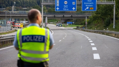 Sieben Stunden lang ging nichts mehr am Grenzübergang. (Foto: Philipp von Ditfurth/dpa)