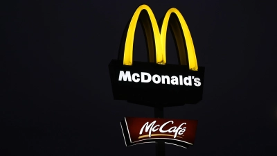 Laut einem 20-Jährigen wurde er in der Nacht auf Samstag auf dem Parkplatz des McDonald’s in Dinkelsbühl von einem Unbekannten geschlagen.  (Symbolbild: Luca Paul)