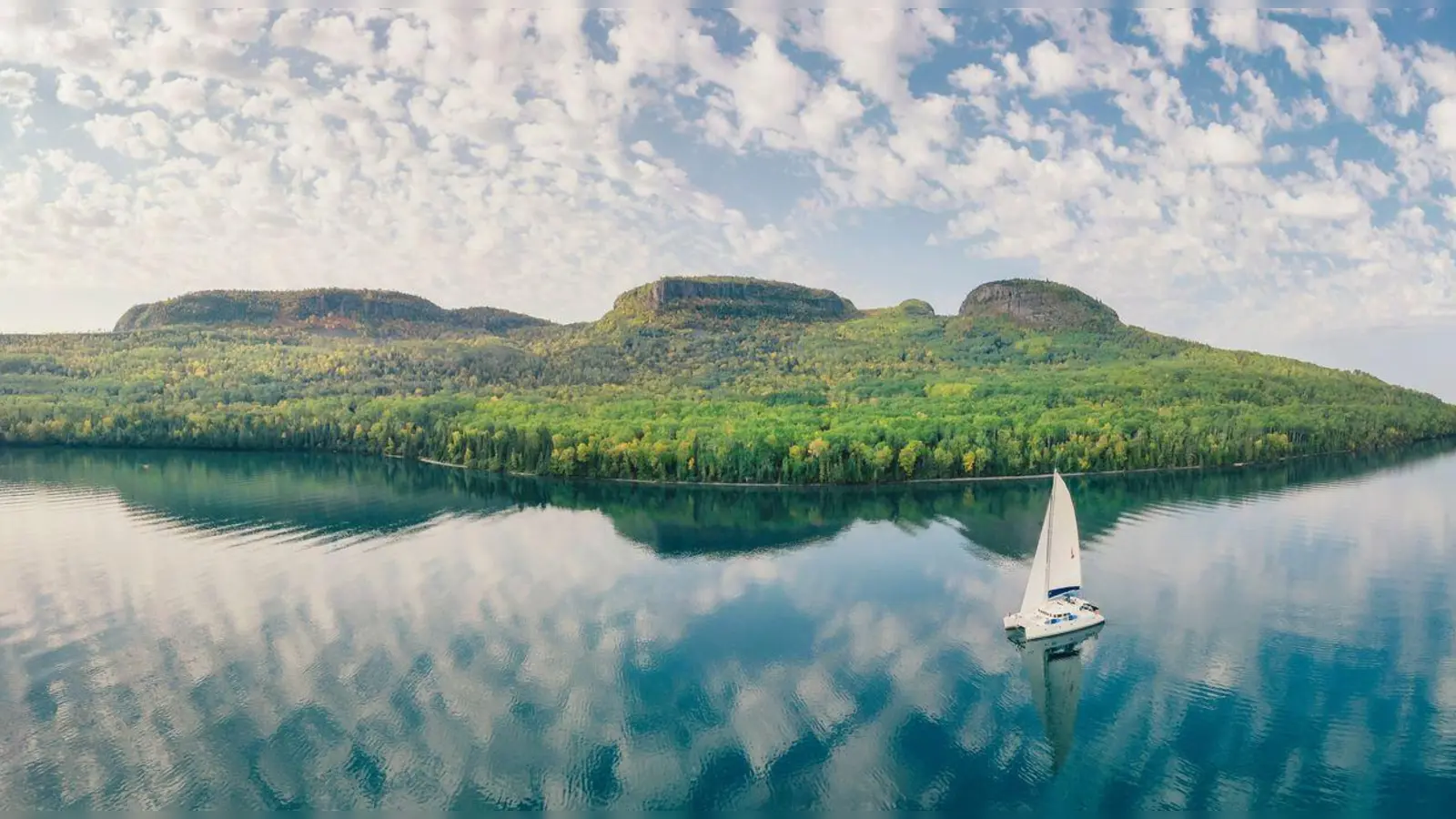 Auf der Sibley-Halbinsel im Lake Superior gelegen: „Sleeping Giant“, eine imposante Felsformation. (Foto: Goh Iromoto/Tourism Thunder Bay/dpa-tmn)