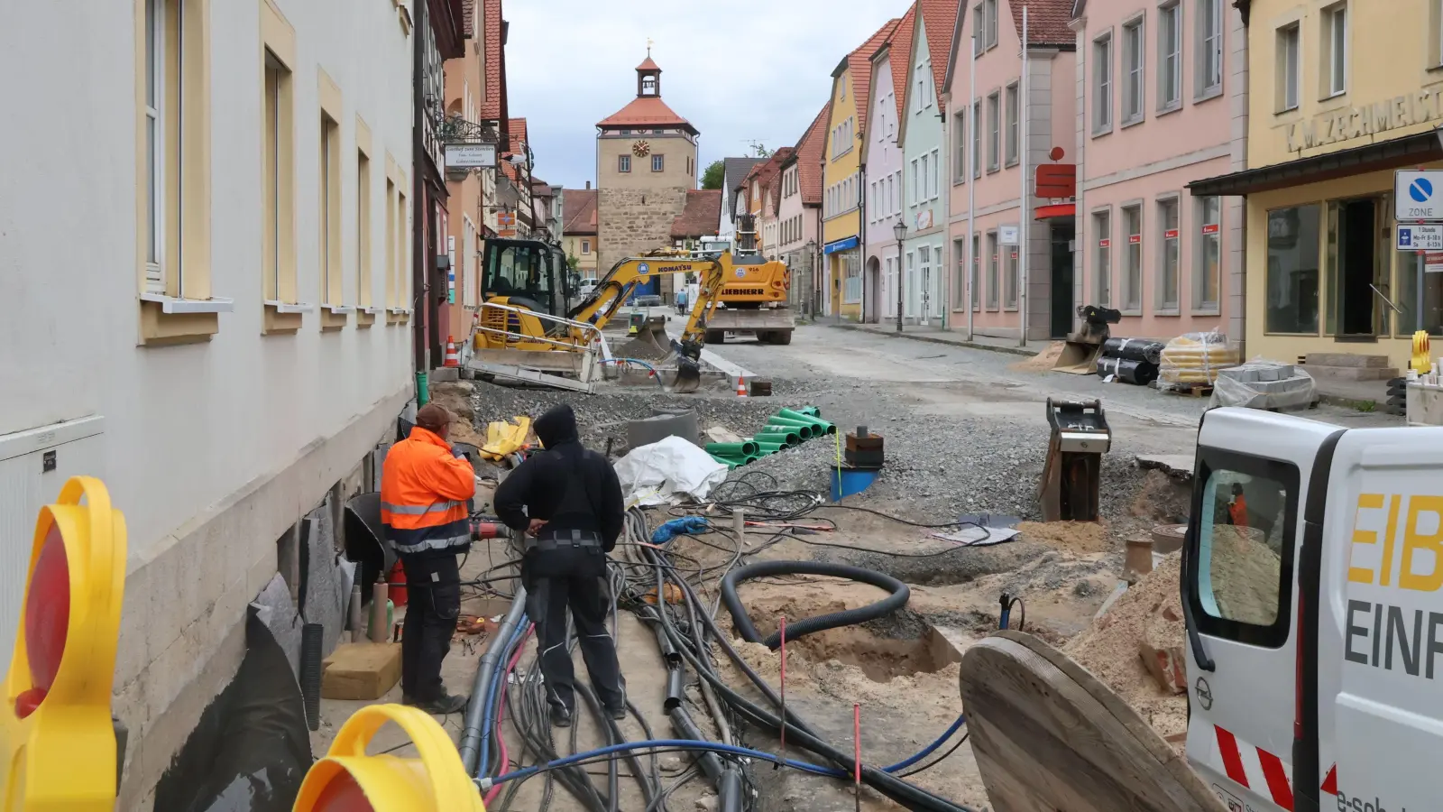 Die Arbeiten auf der Hauptstraßen-Nordseite (im Foto links) sind voll im Gange und sollen bis zum Jubiläumswochenende im Juni abgeschlossen sein. Die Südseite ist erst danach an der Reihe.  (Foto: Andreas Reum)