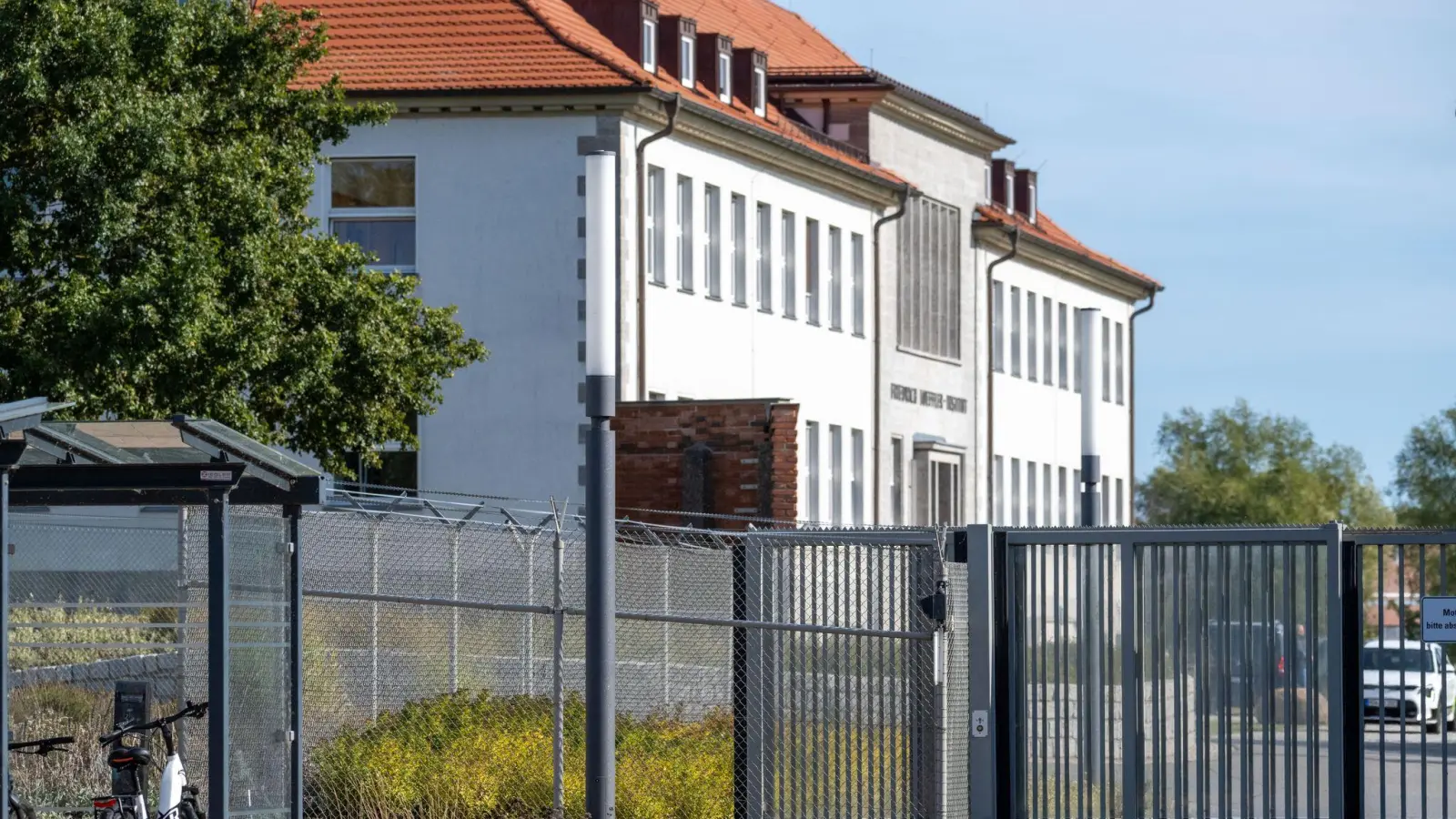 Das Friedrich-Loeffler-Institut - Bundesforschungsinstitut für Tiergesundheit auf der Insel Riems- befasst sich unter anderem mit der Ausbreitung von Stechmückenarten in Deutschland.  (Foto: Stefan Sauer/dpa)