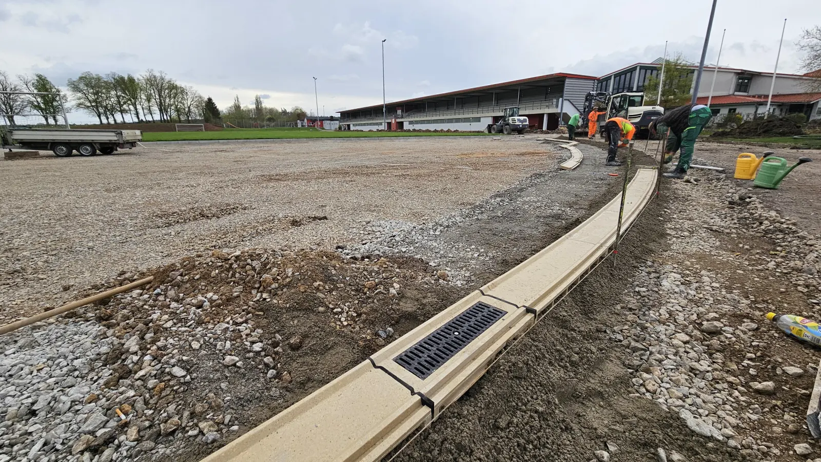 Neue Laufbahn rings um das Rasenspielfeld: Mit der Erneuerung der in die Jahre gekommenen Sportanlagen hat die Sanierung des Leutershäuser Stadions begonnen. (Foto: Wolfgang Grebenhof)