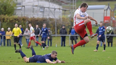 Passt zum Spielverlauf: Der Dombühler Bendix Wohlfahrt ist obenauf, Andreas Schmidtlein von Neuhof/Trautskirchen hat eine Bauchlandung hingelegt. (Foto: Martin Rügner)
