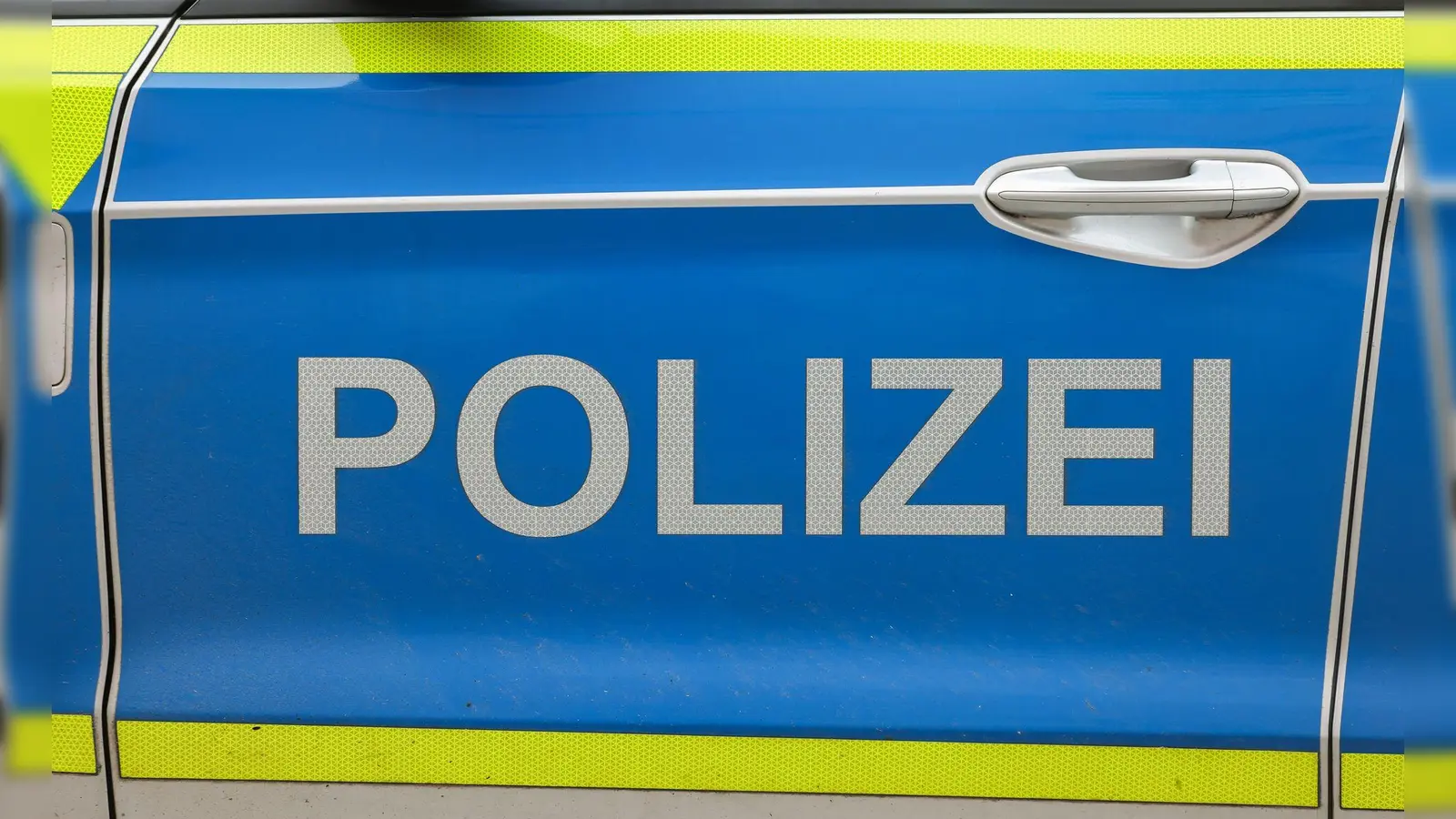 Polizei und Feuerwehr waren in Mehrfamilienhaus im Einsatz, nachdem dort eine reizende Flüssigkeit versprüht wurde. (Symbolbild) (Foto: Jan Woitas/dpa)