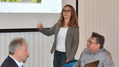 Die mit dem Projekt betreute Bauingenieurin Jaqueline Ehrmann erklärte den aktuellen Planungsstand für die Aischgrund Kläranlage. Rechts Diplom-Ingenieur Uwe Härtfelder. (Foto: Anita Dlugoß)