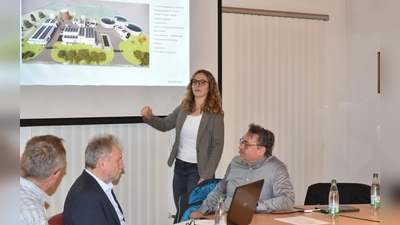 Die mit dem Projekt betreute Bauingenieurin Jaqueline Ehrmann erklärte den aktuellen Planungsstand für die Aischgrund Kläranlage. Rechts Diplom-Ingenieur Uwe Härtfelder. (Foto: Anita Dlugoß)