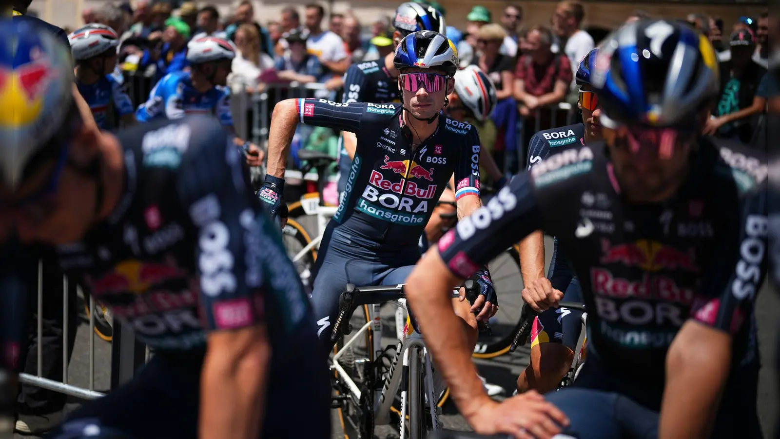 Der Kapitän ist raus: Primoz Roglic (M) musste die Tour verletzt verlassen. (Foto: Daniel Cole/AP/dpa)