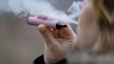 Wie groß ist das Gesundheitsrrisiko von E-Zigaretten? (Archivbild) (Foto: Marijan Murat/dpa/dpa-tmn)