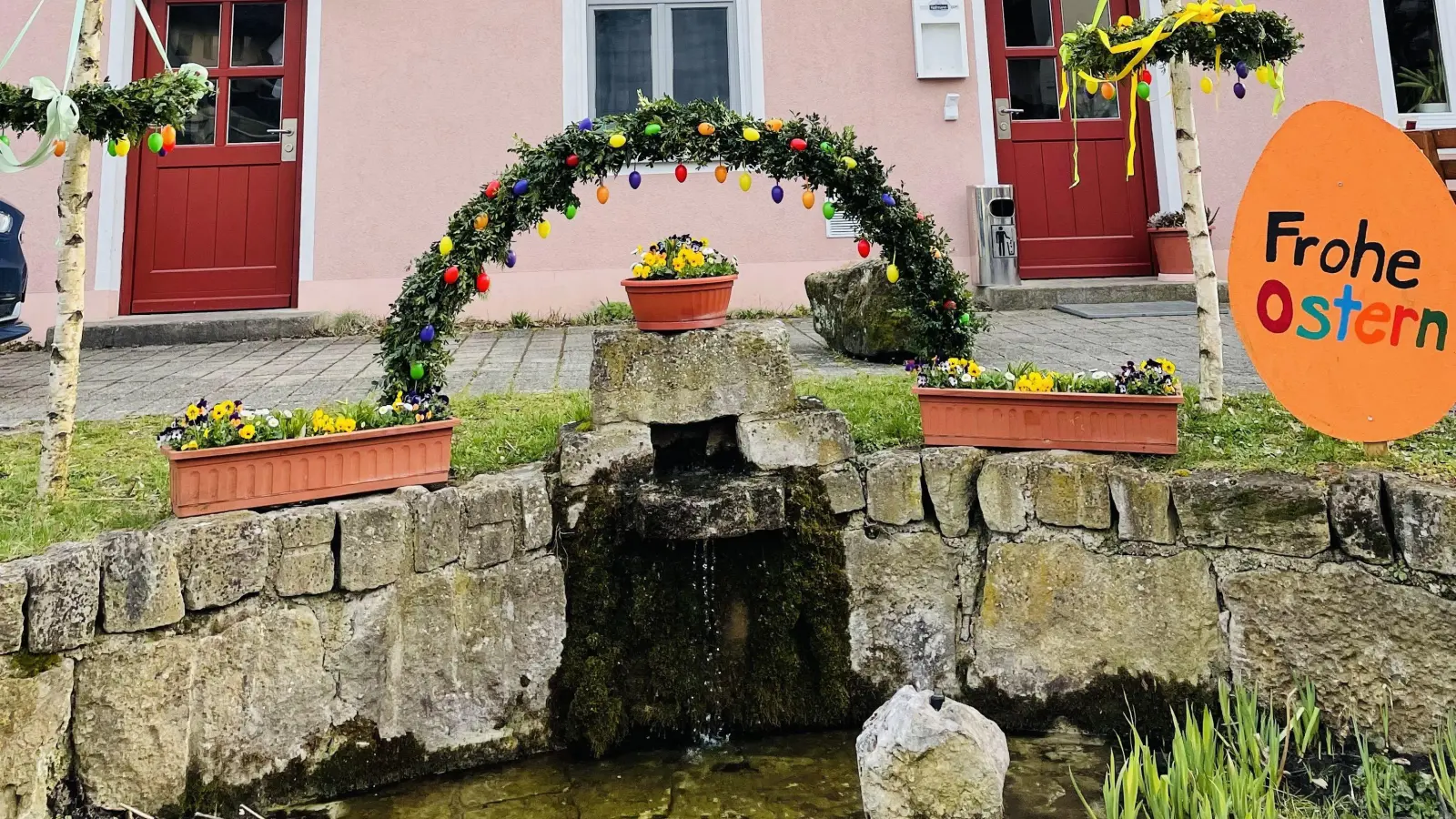 Auch in Unterfeldbrecht (Neuhof an der Zenn) gibt es einen Osterbrunnen. (Foto: Claudia Wust)