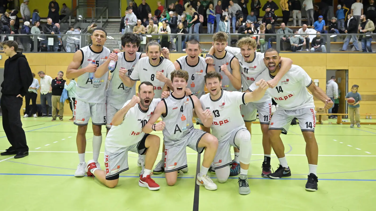 Nach dem deutlichen Sieg als Spitzenreiter in die vierwöchige Pause, oben von links: Tevin Schnabel, Lazar Jalovi, Christian Imberi, David Kurpiela, Lars Lenke, Pablo Schmidt und Paul Nzeocha. Unten von links: Bastian Doreth, Joscha Eckert und Sebastian Schröder. (Foto: Martin Rügner)