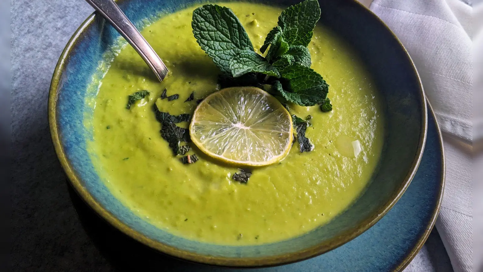 Schön grün: In diese pürierte Erbsensuppe kommen als reizvoller Kontrast frische Minze und Kokosmilch. (Foto: Doreen Hassek/hauptstadtkueche.blogspot.com/dpa-tmn)