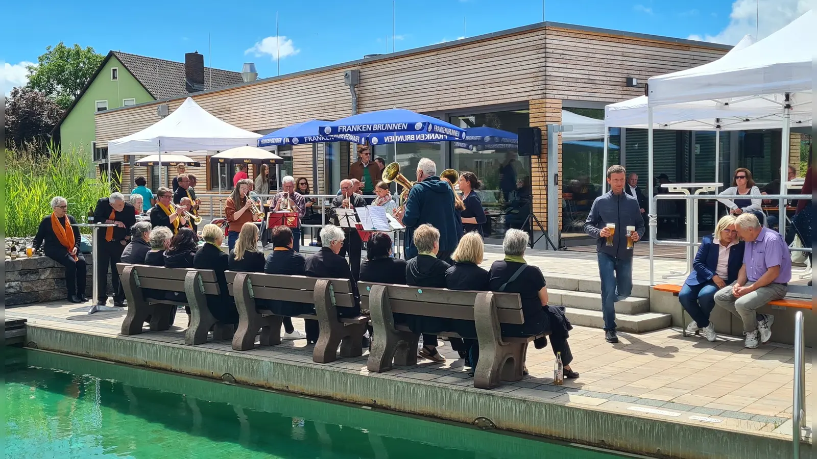 Das neue Gastronomiegebäude am Schwimmbad wird ganzjährig in Betrieb sein. Das Foto zeigt den Posaunenchor bei der Eröffnungsfeier. (Foto: Margit Schwandt)