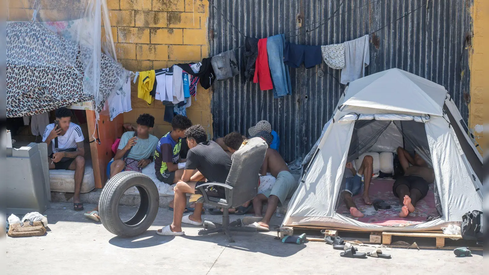 Die Lage in Spaniens Nordafrika-Exklave Ceuta ist zunehmend angespannt. Einheimische fordern die gewaltsame Rückführung von Migranten nach Marokko. (Archivbild) (Foto: Marcos Moreno/EUROPA PRESS/dpa)