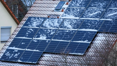 Wenn der Schnee taut: Jetzt Dachziegel, Rinnen und Anschlüsse kontrollieren. (Foto: Jan Woitas/dpa/dpa-tmn)